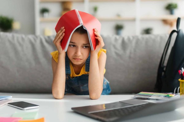 Surmontez la phobie scolaire : solutions pratiques pour un environnement éducatif positif